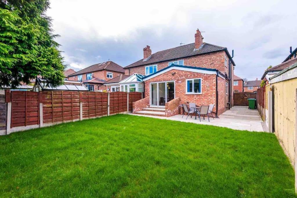 Sandileigh House By Yourstays - Luxurious 3 Bedroom House In Altrincham Bagian luar foto