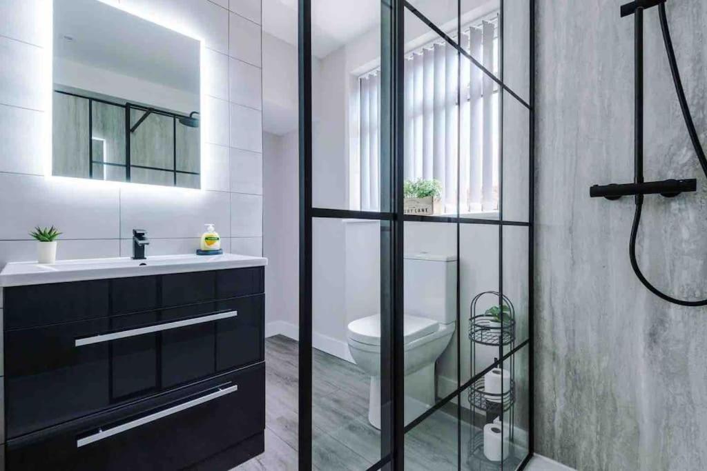 Sandileigh House By Yourstays - Luxurious 3 Bedroom House In Altrincham Bagian luar foto