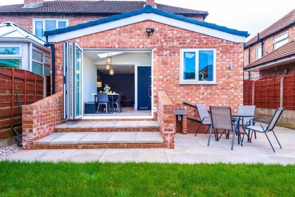 Sandileigh House By Yourstays - Luxurious 3 Bedroom House In Altrincham Bagian luar foto