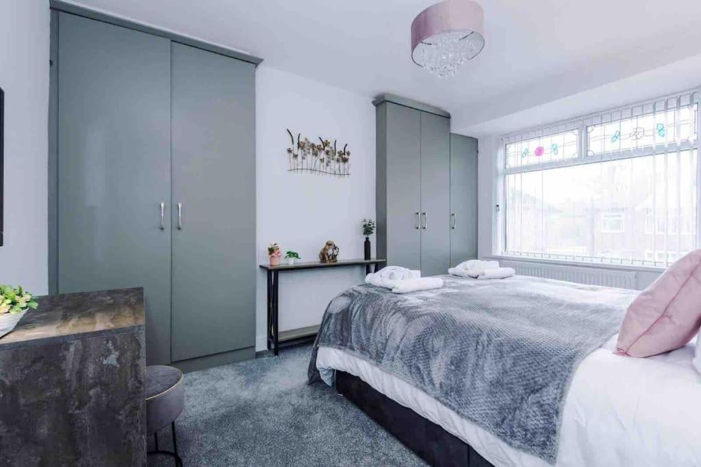 Sandileigh House By Yourstays - Luxurious 3 Bedroom House In Altrincham Bagian luar foto
