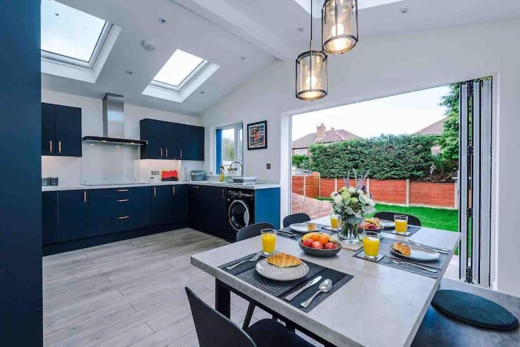 Sandileigh House By Yourstays - Luxurious 3 Bedroom House In Altrincham Bagian luar foto